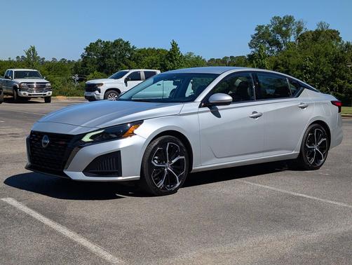Brilliant Silver Metallic 2024 Nissan Altima SR FWD
