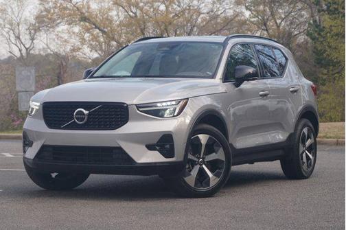 2023 Volvo XC40 B4 Ultimate Dark Theme