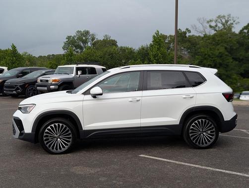 Pure White 2025 Volkswagen Taos 1.5T SE