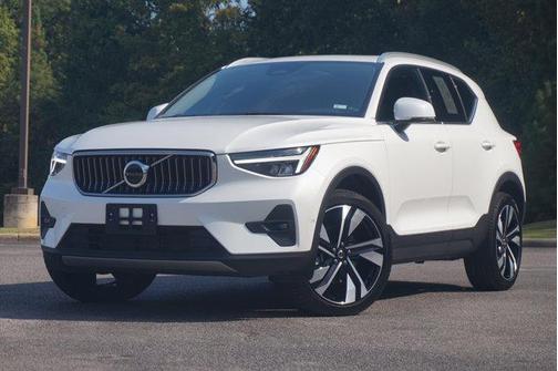 2025 Volvo XC40 B5 Plus Bright Theme