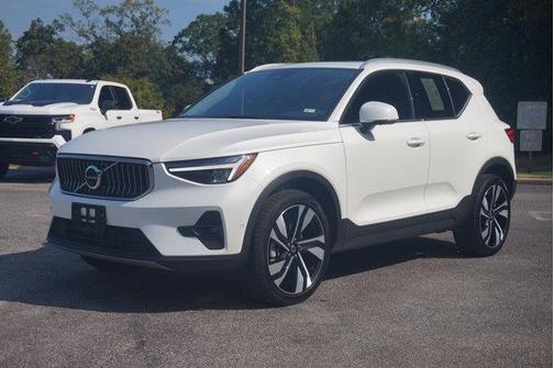 2025 Volvo XC40 B5 Plus Bright Theme