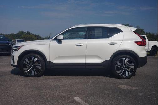 2025 Volvo XC40 B5 Plus Bright Theme