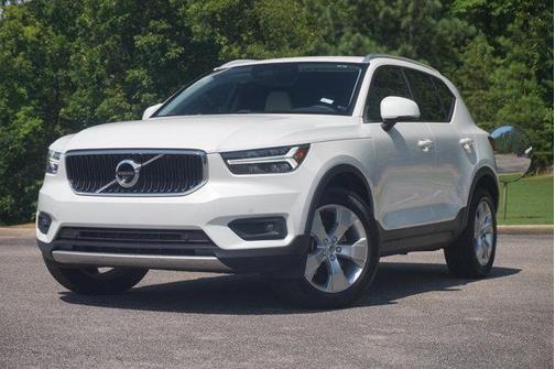2022 Volvo XC40 T4 Momentum
