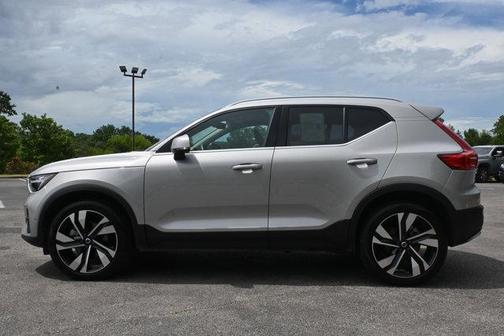 2025 Volvo XC40 B5 Plus Bright Theme