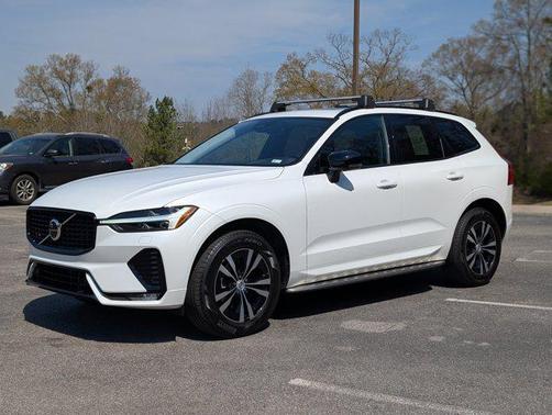 2024 Volvo XC60 B5 Core Dark Theme