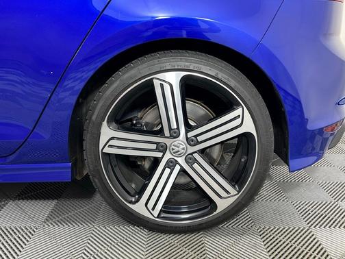2017 Volkswagen Golf R 4-Door