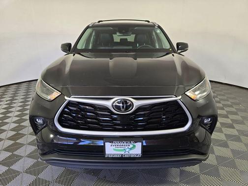 Midnight Black Metallic 2022 Toyota Highlander XLE