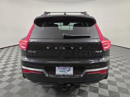 2022 Volvo XC40 T5 R-Design