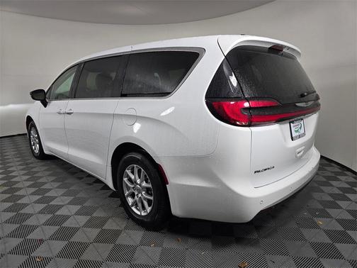 2024 Chrysler Pacifica Touring-L