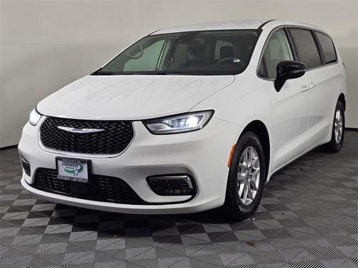 2024 Chrysler Pacifica Touring-L