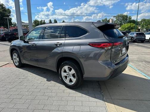 Magnetic Gray Metallic 2021 Toyota Highlander LE