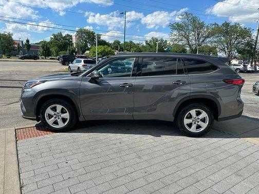 Magnetic Gray Metallic 2021 Toyota Highlander LE