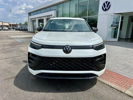 White Pearl 2026 Volkswagen Tiguan 2.0T SE R-Line Black
