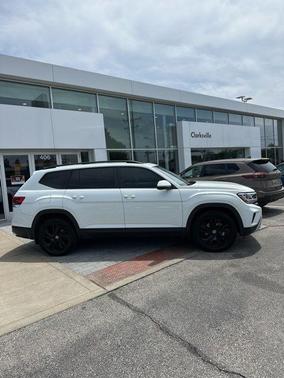 Pure White 2023 Volkswagen Atlas 2.0T SE