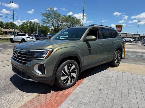 Green 2026 Volkswagen Atlas 2.0T SE w/Technology