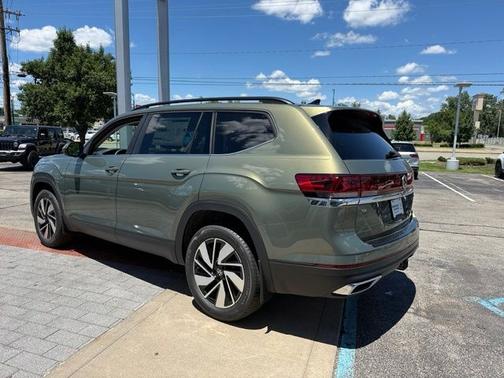 Green 2026 Volkswagen Atlas 2.0T SE w/Technology