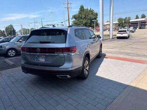 Silver Mist Metallic 2024 Volkswagen Atlas 2.0T SE
