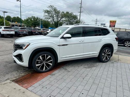 White Pearl 2026 Volkswagen Atlas 2.0T SEL Premium R-Line