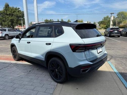 2025 Volkswagen Taos 1.5T SE Black