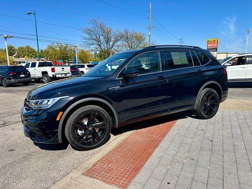 Deep Black Pearl 2024 Volkswagen Tiguan 2.0T SE R-Line Black
