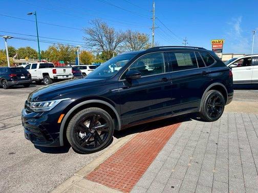 Deep Black Pearl 2024 Volkswagen Tiguan 2.0T SE R-Line Black