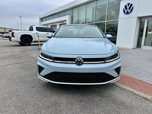 Gray 2027 Volkswagen Jetta 1.5T SE