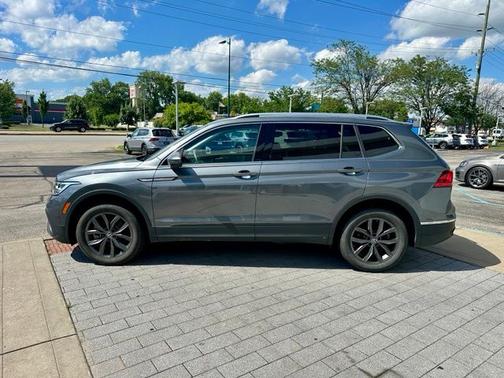 Platinum Gray Metallic 2024 Volkswagen Tiguan 2.0T SE
