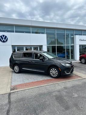Brilliant Black Crystal Pearlcoat 2018 Chrysler Pacifica Touring L