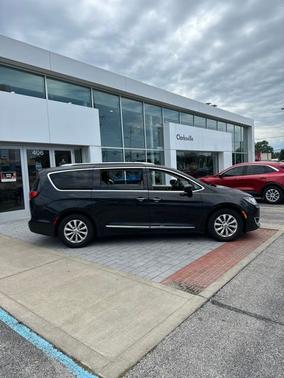 Brilliant Black Crystal Pearlcoat 2018 Chrysler Pacifica Touring L