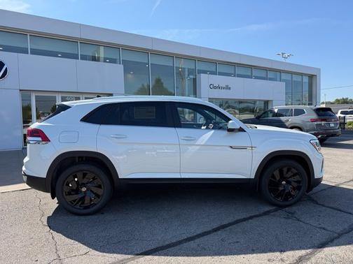 White Pearl 2026 Volkswagen Atlas Cross Sport SE w/Technology