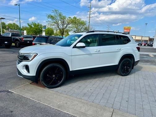 White Pearl 2026 Volkswagen Atlas 2.0T SE w/Technology