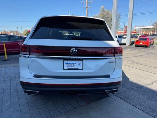 White Pearl 2026 Volkswagen Atlas 2.0T SE w/Technology