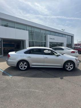 Reflex Silver Metallic 2014 Volkswagen Passat 1.8T Auto Wolfsburg Ed