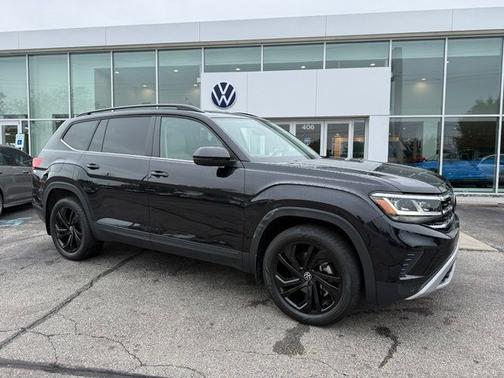 Deep Black 2023 Volkswagen Atlas 2.0T SE w/Technology