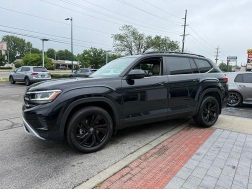 Deep Black 2023 Volkswagen Atlas 2.0T SE w/Technology