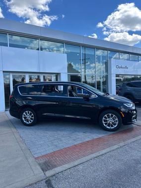 Diamond Black 2024 Chrysler Pacifica Touring L
