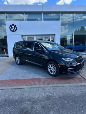 Diamond Black 2024 Chrysler Pacifica Touring L