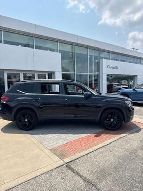 Deep Black 2023 Volkswagen Atlas 3.6L V6 SE w/Technology