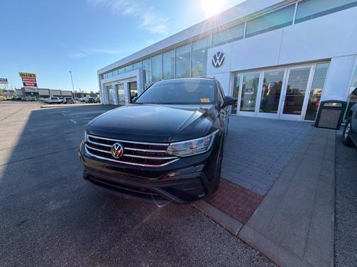 Deep Black 2024 Volkswagen Tiguan 2.0T SE
