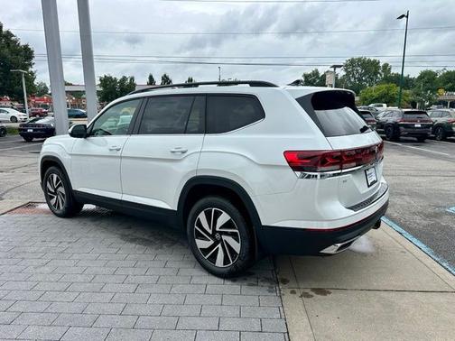 White Pearl 2026 Volkswagen Atlas 2.0T SE w/Technology