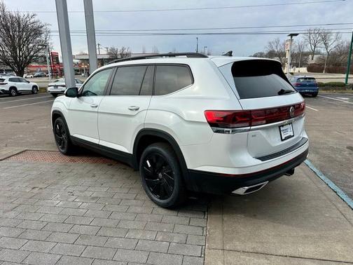 White Pearl 2026 Volkswagen Atlas 2.0T SE w/Technology