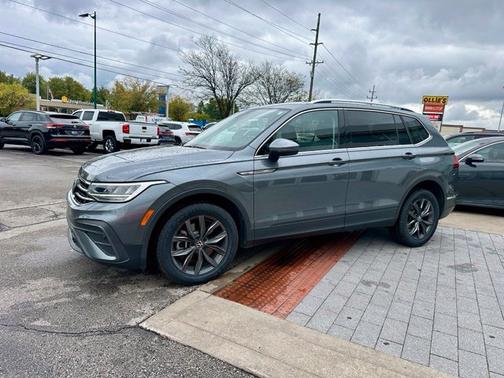 Platinum Gray Metallic 2024 Volkswagen Tiguan 2.0T SE