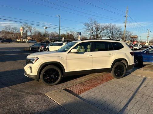 Opal White Pearl 2026 Volkswagen Atlas 2.0T SE W/TECHNOLOGY