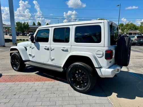 Bright White Clearcoat 2021 Jeep Wrangler Unlimited Sahara High Altitude