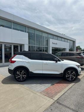 Crystal White 2021 Volvo XC40 T5 R-Design