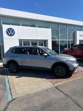 Pyrite Silver Metallic 2023 Volkswagen Tiguan 2.0T SE