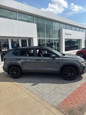 Deep Black 2024 Volkswagen Taos 1.5T SE Black