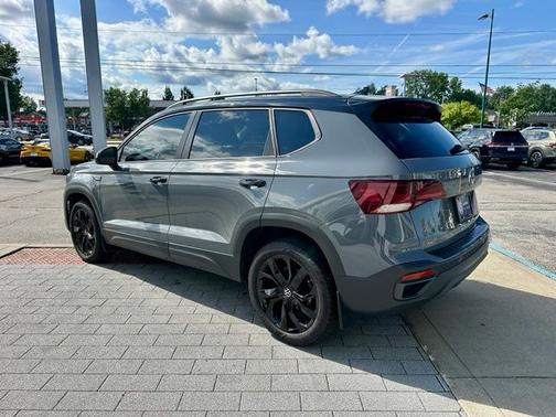 Deep Black 2024 Volkswagen Taos 1.5T SE Black