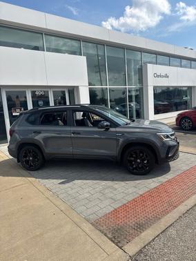 Deep Black 2024 Volkswagen Taos 1.5T SE Black