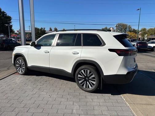 White Pearl 2027 Volkswagen Atlas SE w/Technology
